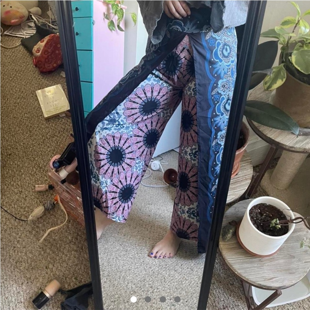 Colorful slit pants